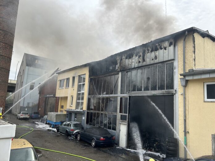 Die Feuerwehr bei den laufenden Löscharbeiten. Foto: FW Ratingen