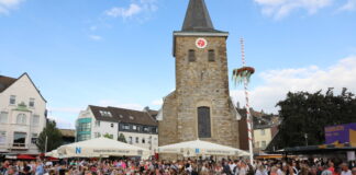 Bereits vor dem offiziellen Startschuss war es rappelvoll auf dem Offersplatz. Foto: Volkmann