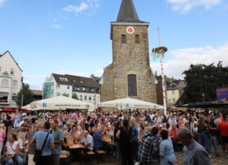 Bereits vor dem offiziellen Startschuss war es rappelvoll auf dem Offersplatz. Foto: Volkmann