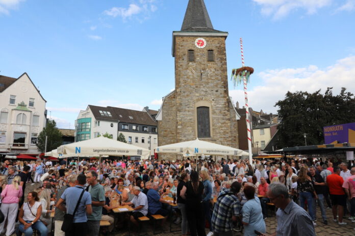 Bereits vor dem offiziellen Startschuss war es rappelvoll auf dem Offersplatz. Foto: Volkmann