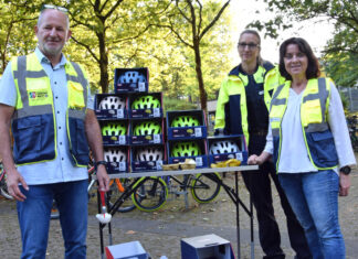 Vor dem Schulzentrum zeigten die Engagierten anschaulich, was passieren kann, wenn man keinen Fahrradhelm trägt und stürzt. Foto: Kreisverkehrswacht