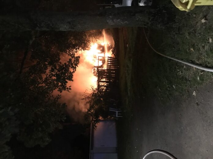Der Laubenbrand an der Klosterstraße. Foto: FW Bottrop