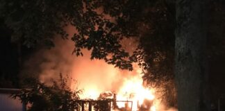 Der Laubenbrand an der Klosterstraße. Foto: FW Bottrop