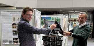 Patrick Kosog (l.) und Miroslaw Lubos, Leiter Beratungs-Center Wülfrath, eröffnen die Ausstellung. Foto: Sparkasse