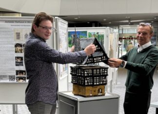 Patrick Kosog (l.) und Miroslaw Lubos, Leiter Beratungs-Center Wülfrath, eröffnen die Ausstellung. Foto: Sparkasse