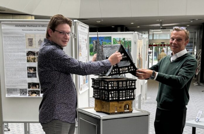 Patrick Kosog (l.) und Miroslaw Lubos, Leiter Beratungs-Center Wülfrath, eröffnen die Ausstellung. Foto: Sparkasse