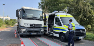 Die Polizei in Langenfeld wog im Rahmen ihrer Verkehrsüberwachung mehrere Lkw. Foto: Polizei
