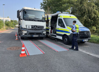 Die Polizei in Langenfeld wog im Rahmen ihrer Verkehrsüberwachung mehrere Lkw. Foto: Polizei