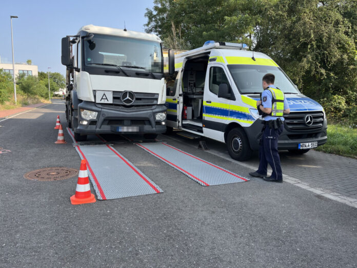 Die Polizei in Langenfeld wog im Rahmen ihrer Verkehrsüberwachung mehrere Lkw. Foto: Polizei