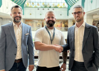 Matthias Böttcher, Center Manager RRZ; Marcel Nürnberger, Studioleitung McFit Mülheim und Sean Roberts, Eurofund Deutschland Foto: Eurofund PR