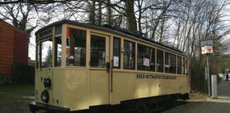 Die alte Mettmanner Straßenbahn stand einst an der Straße Am Königshof, Ecke Breite Straße. Archivfoto: Kreisstadt Mettmann