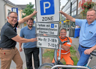 Michael Krahl, Mario Rieder, Rüdiger Hoffmann und Andreas Sauerwein (v.l.) haben die neuen Parkschilder schon einmal zur Probe montiert – und noch einmal abgenommen. Sie gelten ab dem 19. August 2024. Foto: Stadt Heiligenhaus