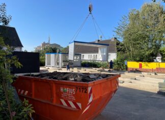 30 Module werden zu neuen Klassenräumen und einer Mensa zusammengebaut. (Foto: Kreisstadt Mettmann)