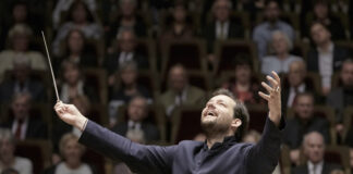 Andris Nelsons dirigiert das Orchester. Foto: Jens Gerber