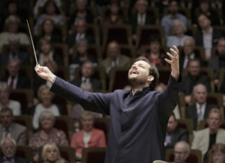 Andris Nelsons dirigiert das Orchester. Foto: Jens Gerber