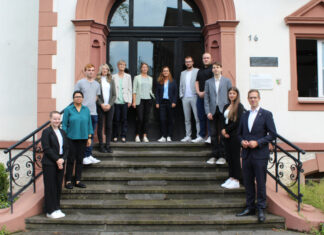 Bürgermeister Christoph Schultz (1.v.r.) begrüßte zusammen mit Personalchefin Sonja Runkel (6.v.r.) sowie weiteren Mitarbeitenden aus dem Fachbereich Personal ∙ Organisation die neuen Nachwuchskräfte zum Ausbildungsbeginn im Rathaus. Foto: Stadt Erkrath