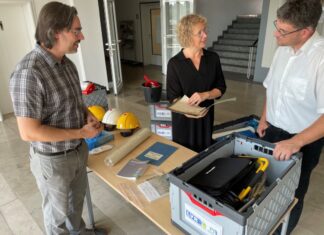 Gregor Patt (r.), Gebietsreferent beim Landschaftsverband Rheinland, übergibt Bürgermeisterin Sandra Pietschmann und Stadtarchivar Marinko Betker ein Notfallset fürs Stadtarchiv. Foto: Kreisstadt Mettmann