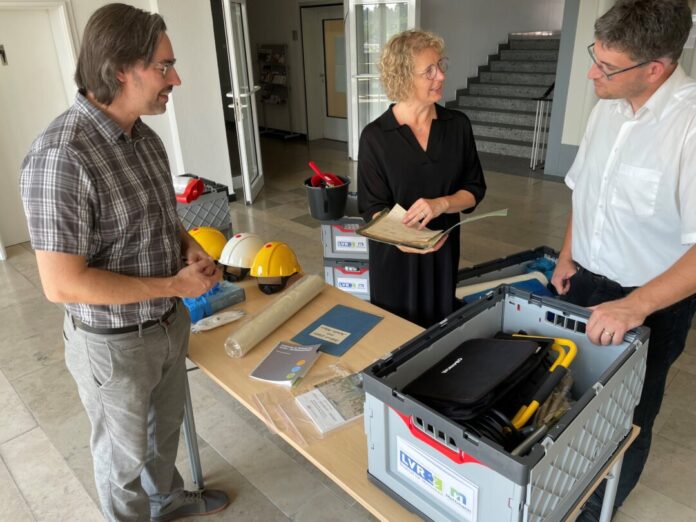 Gregor Patt (r.), Gebietsreferent beim Landschaftsverband Rheinland, übergibt Bürgermeisterin Sandra Pietschmann und Stadtarchivar Marinko Betker ein Notfallset fürs Stadtarchiv. Foto: Kreisstadt Mettmann