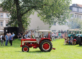 Der Traktoren-Fest lockt Besucherinnen und Besucher zahlreich nach Tönisheide. Foto: Volkmann
