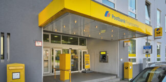 Für die Postbank-Filiale in Velbert stehen Änderungen an. Das Postgeschäft soll es hier künftig nicht mehr geben. Foto: Mathias Kehren
