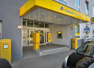 Für die Postbank-Filiale in Velbert stehen Änderungen an. Das Postgeschäft soll es hier künftig nicht mehr geben. Foto: Mathias Kehren