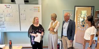 Roswitha Kamp, Schulleiterin der Martin-Luther-King-Hauptschule in Velbert, Dorothee Feller, Ministerin für Schule und Bildung des Landes Nordrhein-Westfalen und Martin Sträßer, örtlicher Landtagsabgeordneter. Foto: PR Martin Sträßer