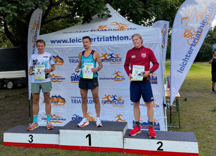 Sieger bei den Herren über zehn Kilometer: Robin Langer, Irek Meyer und Jan Fischer; Langer gewann zudem den 5000 Meter-Lauf, Meyer ist Gesamtsieger des Sparkassen Lauf Cups Ratingen. Foto: Seeuferlauf