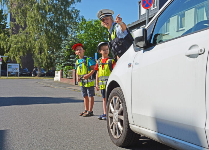 Kinder nehmen Verkehrssituationen anders wahr als Erwachsene: Im Straßenverkehr gilt daher besondere Vorsicht. Foto: Polizei