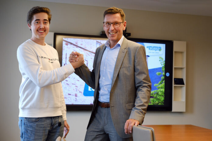 Jens Schmidt (rechts) begrüßt den Auszubildenden Niklas Brinkmann am gemeinsamen ersten Arbeitstag. Foto: Achim Blazy/Stadtwerke Ratingen