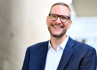 Der Direktor der Volkshochschule Essen, Stephan Rinke, aufgenommen am Donnerstag (18.07.24) während der Präsentation des Semesterprogrammes für den Herbst 2024. Foto: VHS/Volker Hartmann