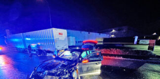 Der Cupra wurde bei dem Unfall erheblich beschädigt. Foto: Polizei