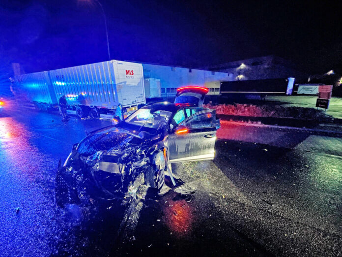 Der Cupra wurde bei dem Unfall erheblich beschädigt. Foto: Polizei