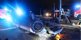 Ein 28-jähriger Fahrer verlor mutmaßlich aufgrund überhöhter Geschwindigkeit die Kontrolle über seinen BMW. Foto: Polizei