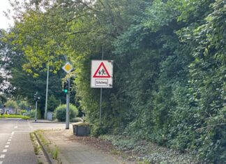 Große Schilder "Achtung Schulweg" sind an der Kreuzung Beethoven- / Gruitener Straße aufgestellt worden. Foto: Kreisstadt Mettmann