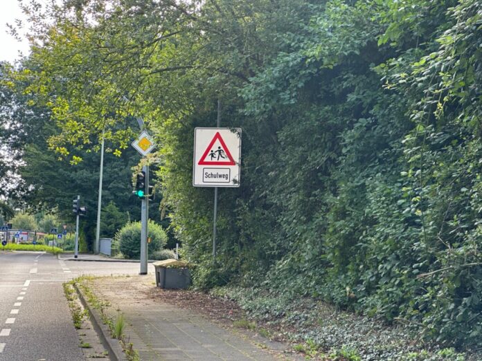 Große Schilder "Achtung Schulweg" sind an der Kreuzung Beethoven- / Gruitener Straße aufgestellt worden. Foto: Kreisstadt Mettmann