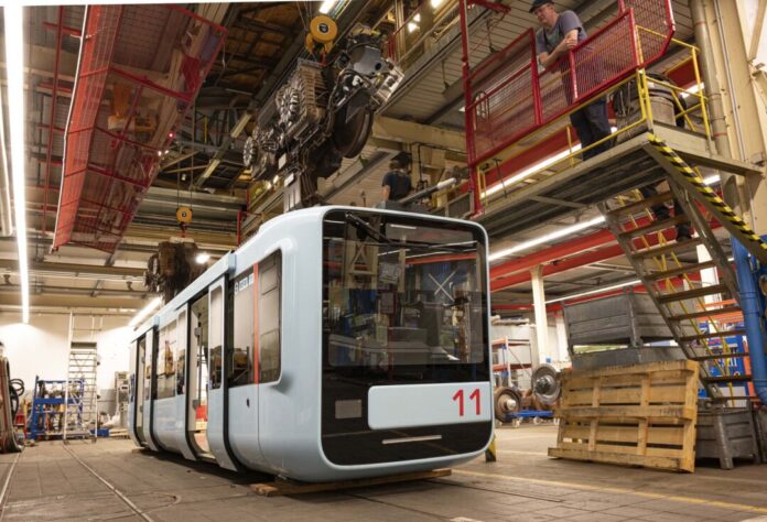 Der Vorderwagen eines Gelenktriebwagens in der Schwebebahn-Fahrzeugwerkstatt in Wuppertal-Vohwinkel. Foto: WSW/Stefan Tesche-Hasenbach
