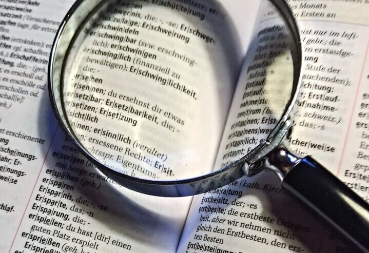 Ein Wörterbuch liegt auf einem Tisch. Foto: pixabay