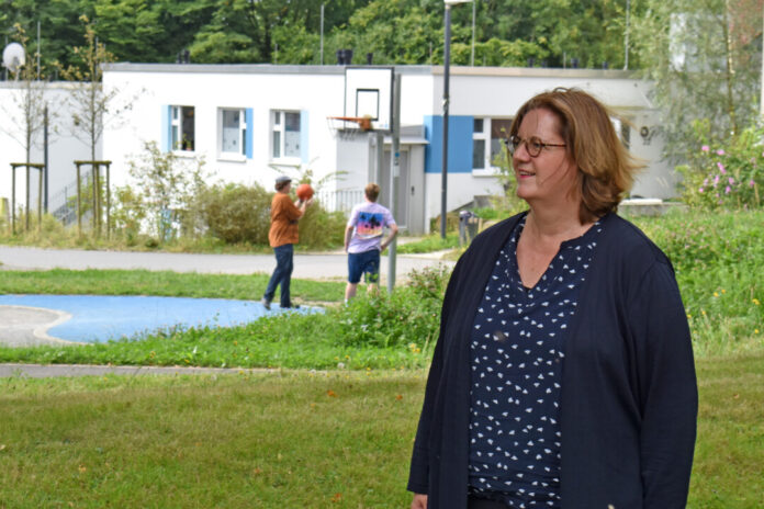 Kerstin Griese auf dem Gelände des HPZ in Wülfrath. Foto: Büro Griese