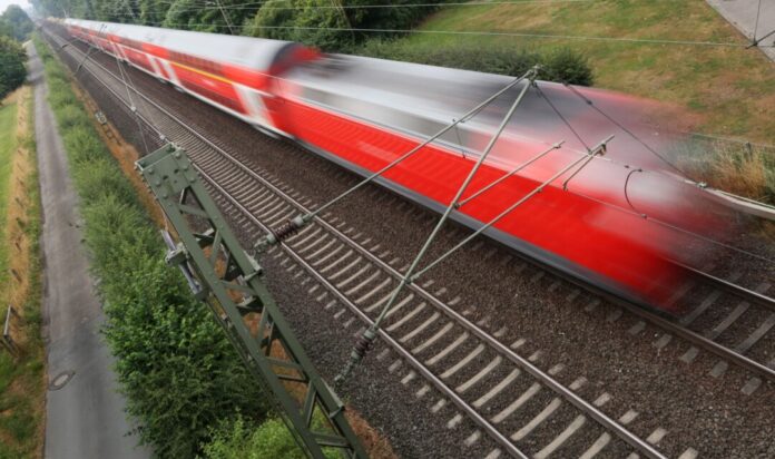 Die Bahn baut für viel Geld die Strecke Emmerich-Oberhausen aus. Demnächst gibt es deshalb wieder Sperrungen