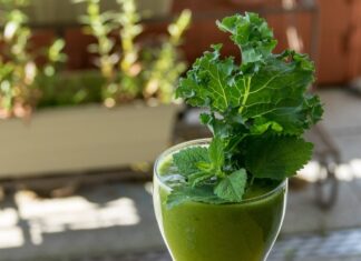 Ein grüner Smoothie steht auf einem Tisch. Foto: pixabay