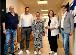 Das Brettspiel „Da ist der Wurm drin“. gab es bei dem Besuch als Geschenk: Mike Flohr, Kämmerer Sebastian Schorn, Jessica Jäger, Kerstin Griese und SPD-Ratsfraktionschef Manfred Hoffmann. Foto Büro Griese