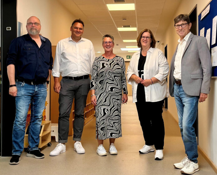 Das Brettspiel „Da ist der Wurm drin“. gab es bei dem Besuch als Geschenk: Mike Flohr, Kämmerer Sebastian Schorn, Jessica Jäger, Kerstin Griese und SPD-Ratsfraktionschef Manfred Hoffmann. Foto Büro Griese