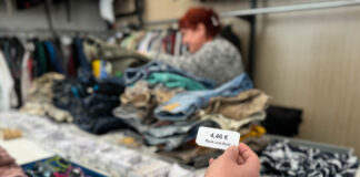 Bei einer Führung kann man erfahren, was in den Secondhand-Läden hinter den Kulissen abläuft. Foto: SkF