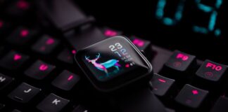Eine Smartwatch liegt auf einer Tastatur. Foto: pixabay