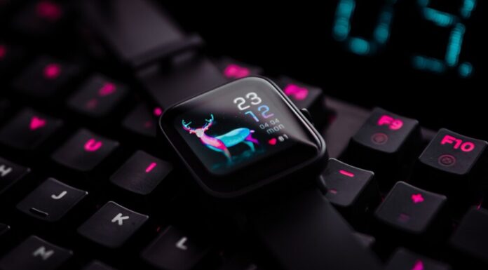 Eine Smartwatch liegt auf einer Tastatur. Foto: pixabay