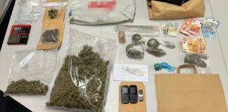 Im Rahmen der Durchsuchung fanden die Einsatzkräfte Bargeld in delikttypischer Stückelung, Cannabis mit einem Gewicht von 1,4 Kilogramm, eine geringe Menge Kokain und Verpackungsmaterial. Foto: Polizei