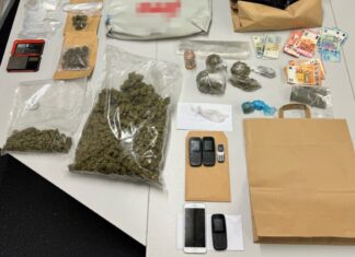 Im Rahmen der Durchsuchung fanden die Einsatzkräfte Bargeld in delikttypischer Stückelung, Cannabis mit einem Gewicht von 1,4 Kilogramm, eine geringe Menge Kokain und Verpackungsmaterial. Foto: Polizei