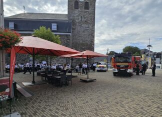 Auf dem Platz Am Offers spielten die beiden Orchester gemeinsam. Foto: Feuerwehr Velbert