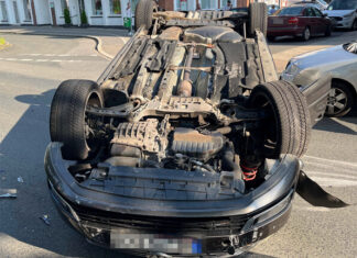 Der Wagen des Velberters landete auf dem Dach. Foto: Polizei