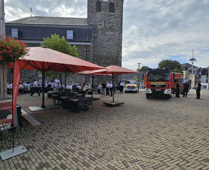 Auf dem Platz Am Offers spielten die beiden Orchester gemeinsam. Foto: Feuerwehr Velbert